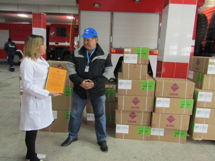 ВОЗ передала спасателям в Мариуполе медицинские наборы для помощи жителям «серой зоны» (ФОТО+ВИДЕО)