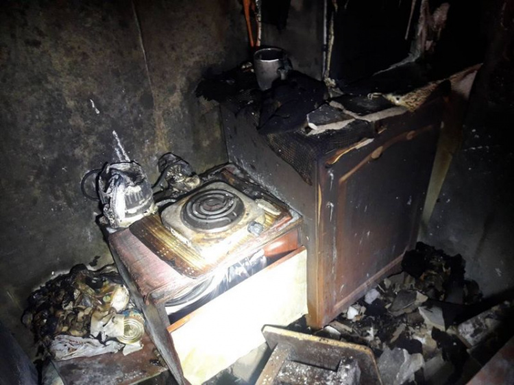 В девятиэтажном общежитии в Мариуполе произошел пожар (ФОТО)
