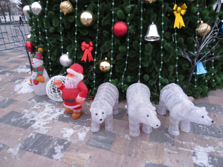 Бант на театре, медведи на площади, арки в сквере - праздничная иллюминация украсила Мариуполь (ФОТО)