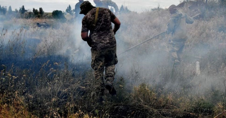 Начали детонировать снаряды: в зоне ООС под Мариуполем потушили массовый пожар (ФОТО+ВИДЕО)