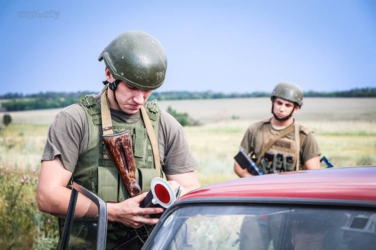 На дороге под Мариуполем военные задержали подозрительную группу (ФОТО)