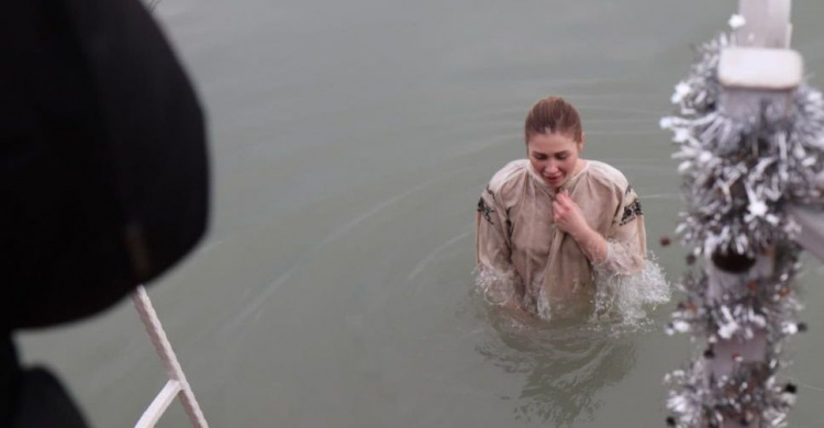 Более тысячи мариупольцев окунулись в крещенскую воду