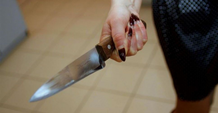 Мариупольчанка убила мужа ударом ножа в грудь и скрылась  