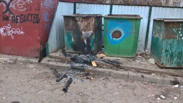 Мариупольские вандалы уничтожили новые мусорные контейнеры