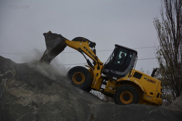 В Мариуполе к зиме запасли 9 тысяч тонн противогололедной смеси (ФОТО)