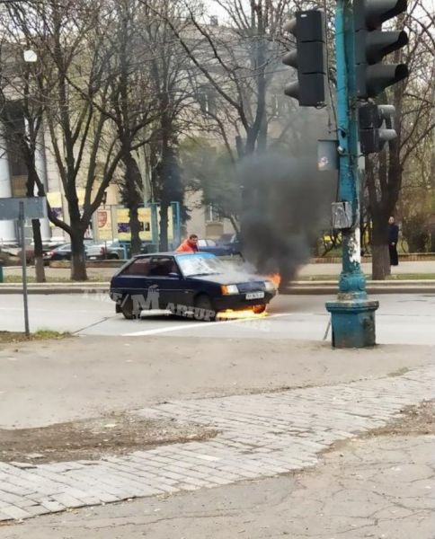 На дороге в центре Мариуполя загорелся автомобиль (ФОТО+ВИДЕО+ДОПОЛНЕНО)