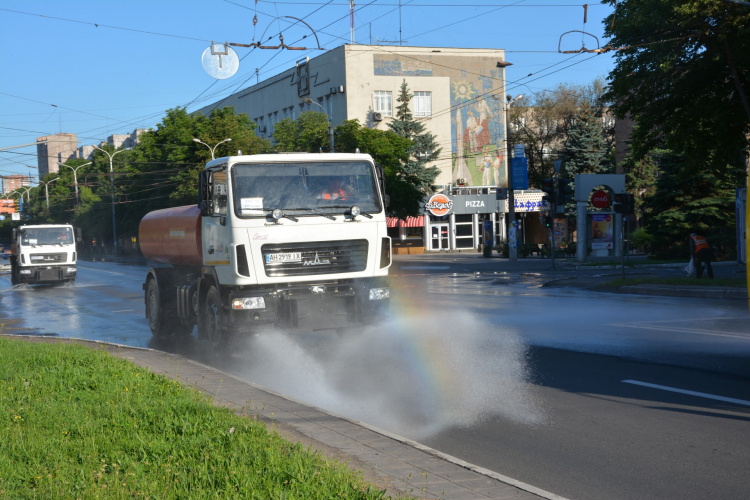 Дороги в Мариуполе снова поливают водой (ФОТО)