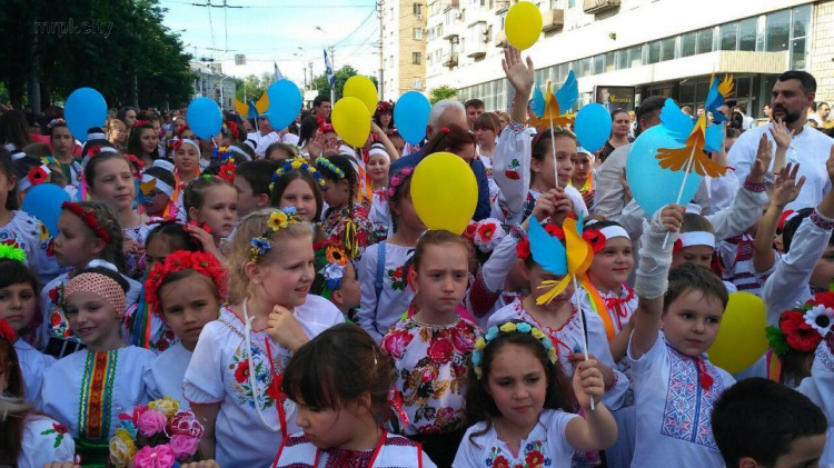 Сотни мариупольцев прошли в вышиванках по центру города (ФОТО+ВИДЕО)