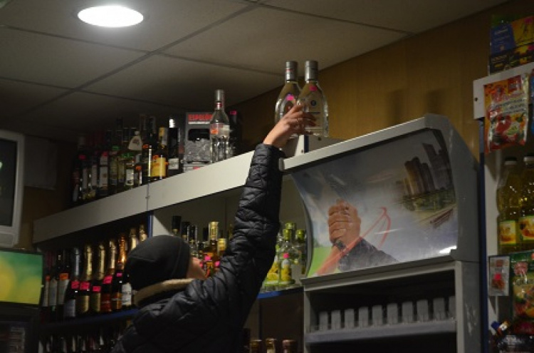 В Мариуполе в продуктовом магазине незаконно торговали алкоголем и сигаретами
