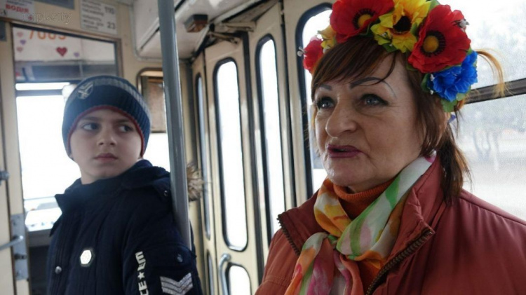 В Мариуполе появились трамваи и троллейбусы с «сюрпризом» (ФОТО)