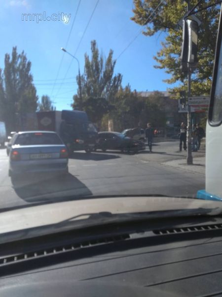 В Мариуполе грузовик врезался в «Хонду» (ФОТОФАКТ)