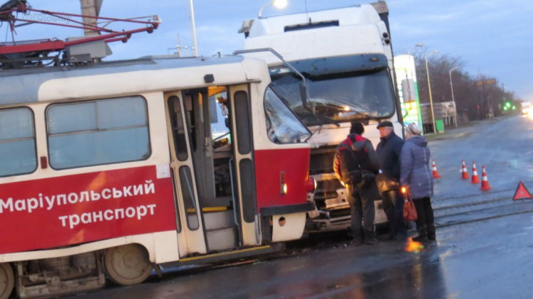 В Мариуполе фура протаранила трамвай (ФОТО)