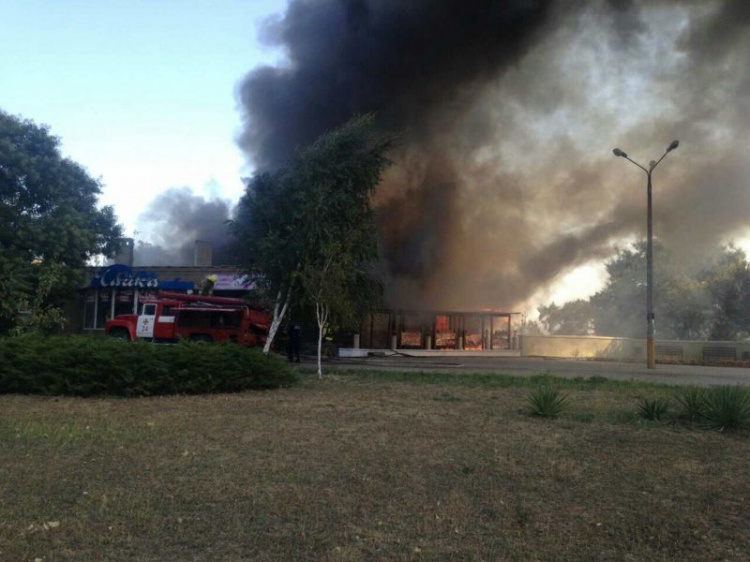 В Левобережном районе Мариуполя горит кафе (ФОТО)