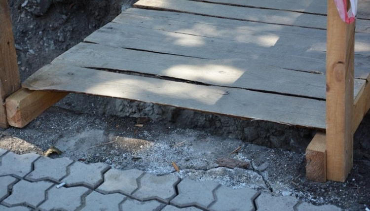 На ремонтных работах в центре Мариуполя выявили нарушение правил безопасности (ФОТО)