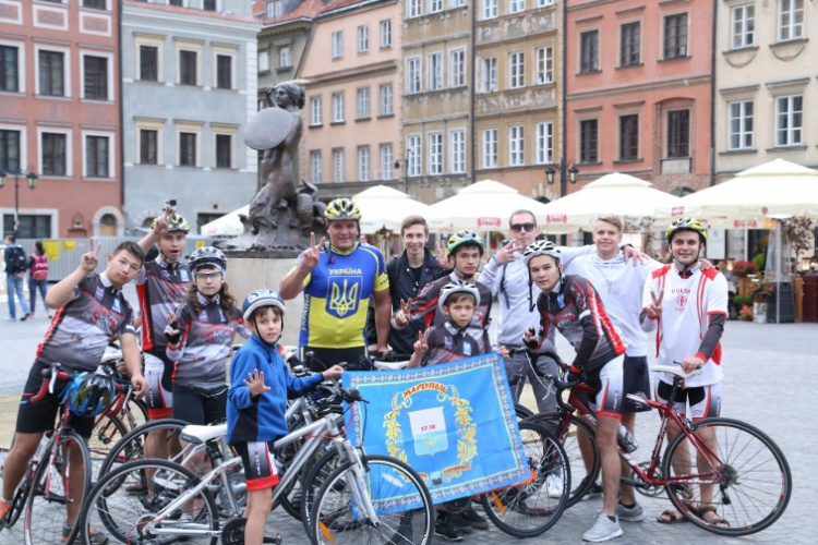 На велосипедах вокруг Европы: Мариупольские пилигримовцы рассказали миру об усыновлении  (ФОТО)