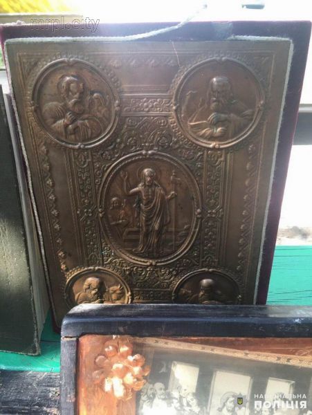 Старинные иконы, книги, пожертвования: на Донетчине обокрали церковь (ФОТО)