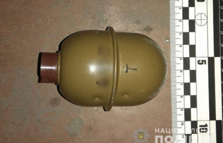 На Донетчине у пассажира поезда нашли гранату и детонаторы (ФОТО)