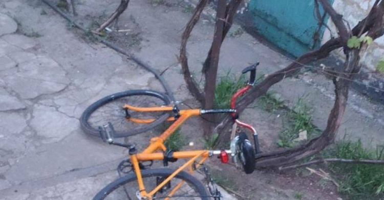 Мариуполец украл у прохожего телефон и уехал на его велосипеде (ФОТО)