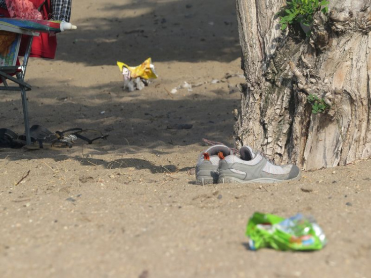 Пляжи Мариуполя захлестнула мусорная эпидемия (ФОТОФАКТ)