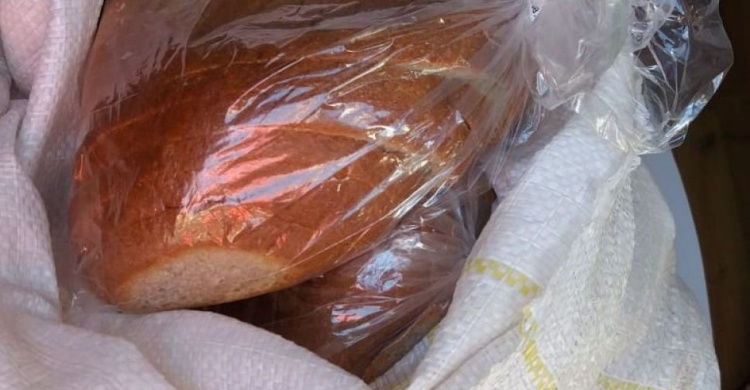 В Мариуполе переселенка из Широкино раздавала хлеб (ФОТО)