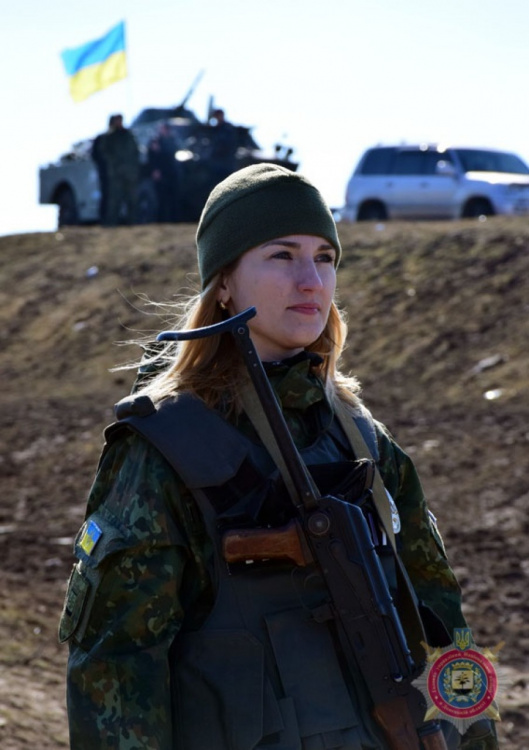 Под Мариуполем женщины-офицеры стреляли из Калашникова и бежали марш-бросок (ФОТО)