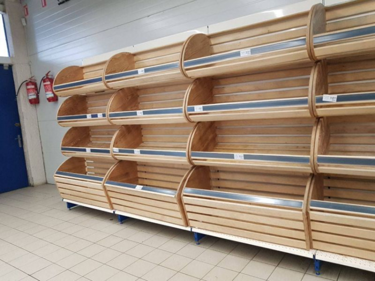 Мариупольские супермаркеты пустеют: нет воды, хлеба и макарон