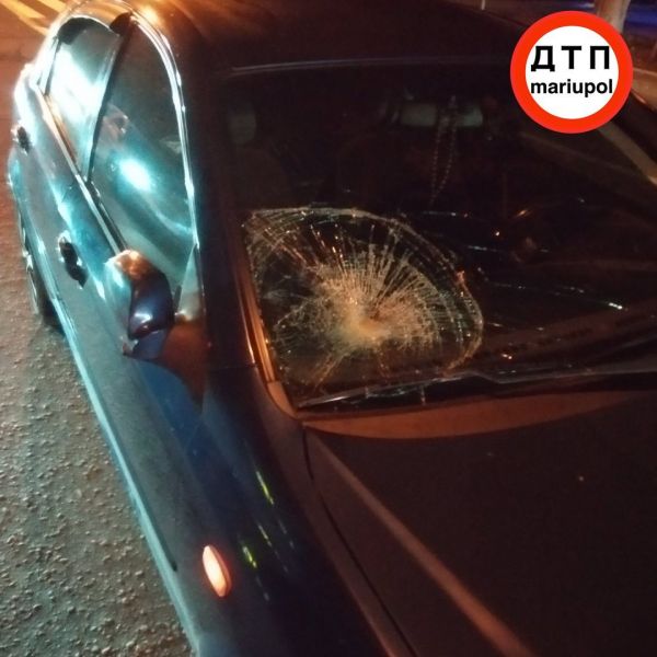 Перелом ноги и ключицы: в Мариуполе автомобиль сбил пешехода