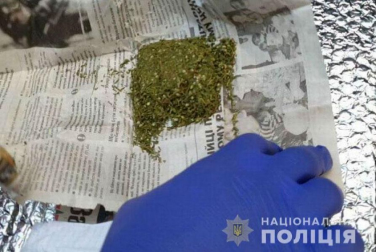 Мужчине грозит 7 лет тюрьмы за попытку провезти гранаты и наркотики через КПВВ на Донетчине (ФОТО)