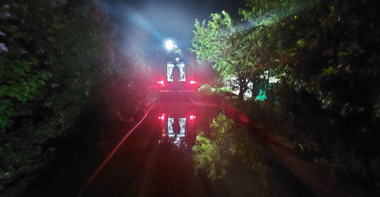 В Мариуполе свирепствовала стихия: дождем подтопило жилой дом