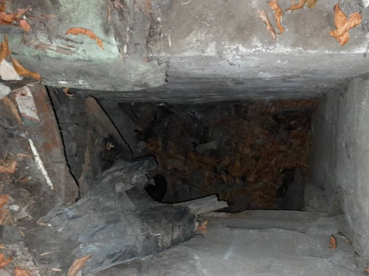 На Левобережье Мариуполя два человека упали в глубокую яму
