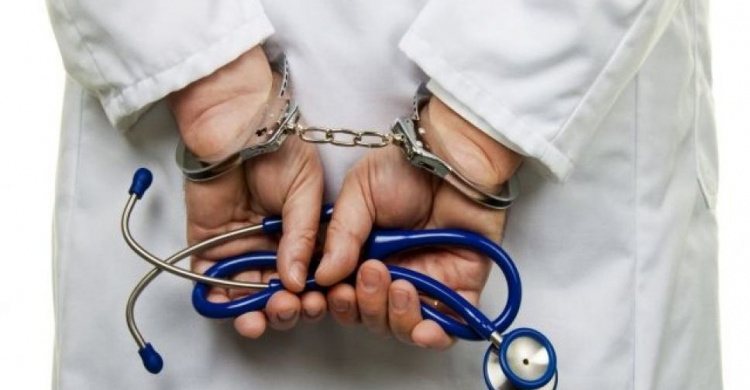 Суд оправдал двух мариупольских врачей бюро судебно-медицинской экспертизы, обвиняемых в получении взяток