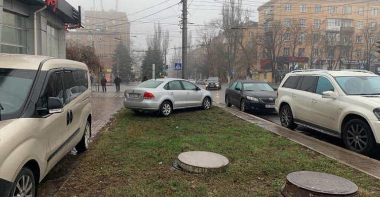В Мариуполе водитель иномарки припарковался на газоне (ФОТО)