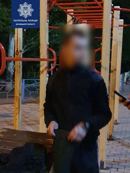 В Мариуполе конфликт на детской площадке обернулся нападением с ножом