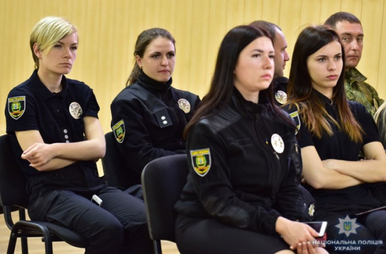 Мариупольские участковые первыми в Украине выучат язык жестов (ФОТО)