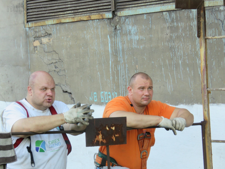 В Мариуполе три богатыря тянули 1000-тонный ж/д состав в рамках подготовки к мировому рекорду (ФОТО+ВИДЕО)
