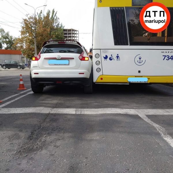 В Мариуполе Ниссан врезался в МАЗ, а Таврия - в ВАЗ