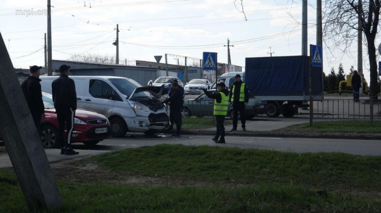 На пешеходном переходе в Мариуполе столкнулись автомобили (ФОТО)