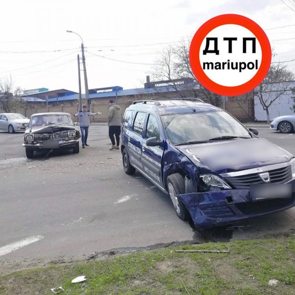 В Мариуполе столкнулись две легковушки: пострадал пассажир