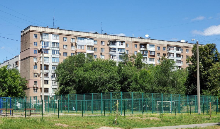 Шик для мародерів: в Донецьку продають квартири з килимами та кришталем колишніх власників