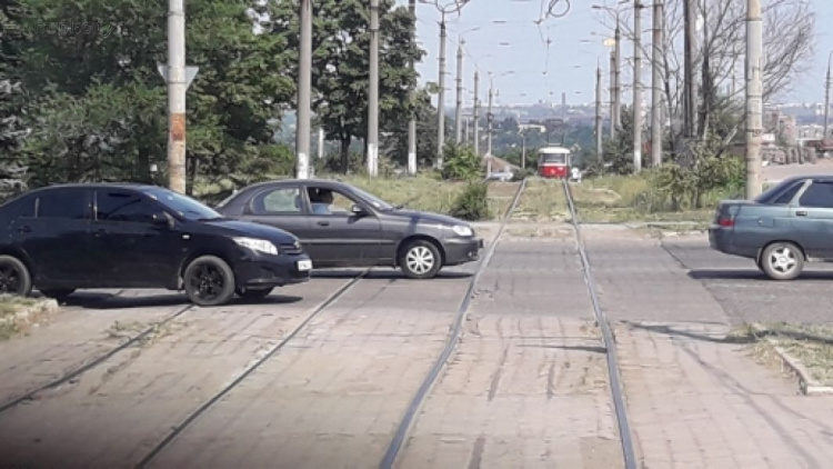 В Мариуполе парализовано движение электротранспорта (ФОТО)