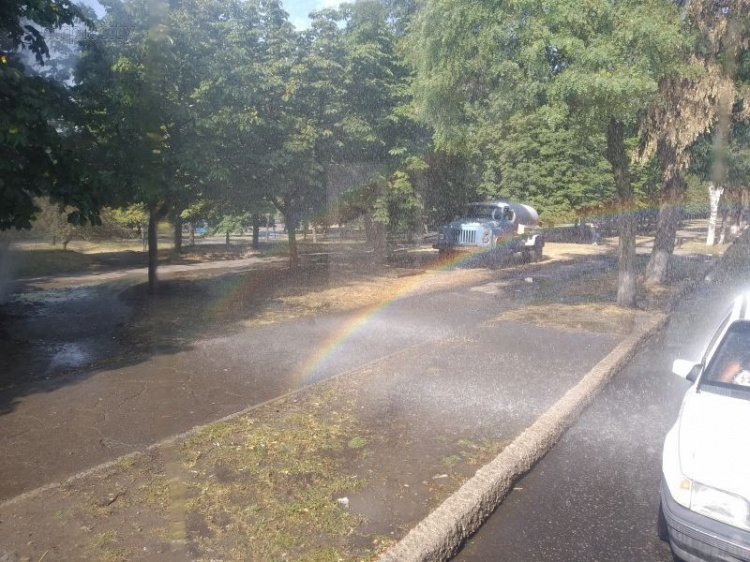 Радуга, брызги и потоп: Мариуполь поливает 10-метровый «гейзер» (ФОТО)