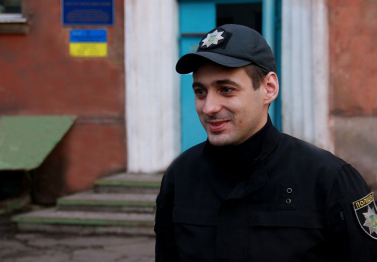 Полицейский-переселенец из Донецка воплощает в Мариуполе мечту детства (ФОТО)