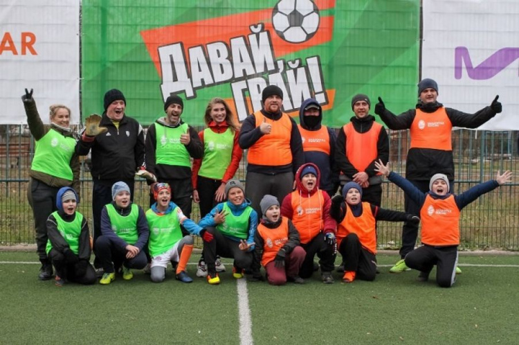 Футбол с родителями: в Мариуполе прошла необычная тренировка «Давай, играй!»