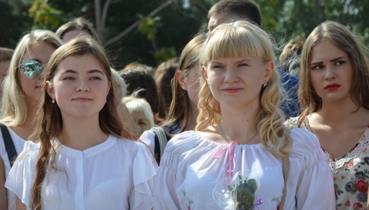 «Факел знаний» и «зачетная книжка». Как в Мариуполе прошли посвящения в студенты (ФОТО)