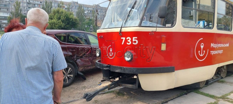 В Мариуполе легковушка «остановила» трамвай, рядом разбились еще три автомобиля (ДОПОЛНЕНО)