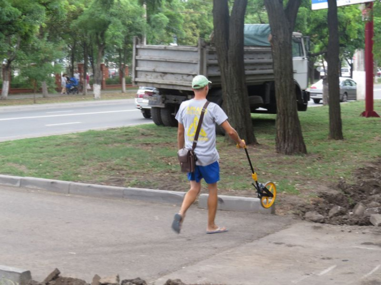 В Мариуполе обнажили пешеходную зону проспекта Строителей (ФОТОФАКТ)