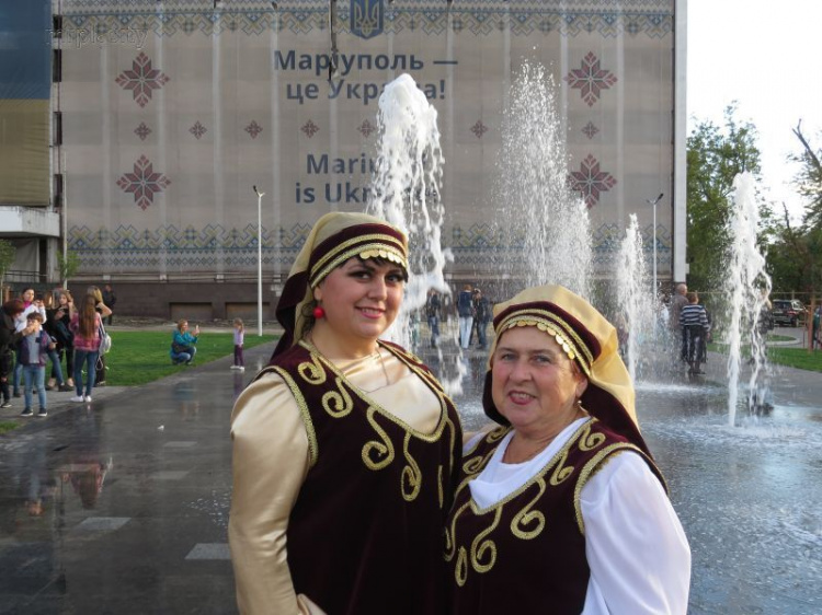 Греческую площадь с золотым символом в Мариуполе открыли танцами и песнями (ФОТО+ВИДЕО)