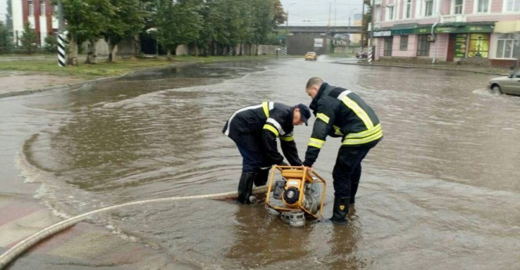 На Донетчине обильный дождь затопил улицы: спасатели откачивают воду (ФОТО)