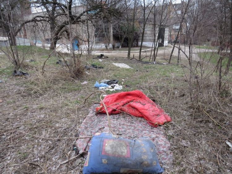 В центре Мариуполя у церкви христиан-баптистов лежбище бездомных превратилось в свалку (ФОТОФАКТ)