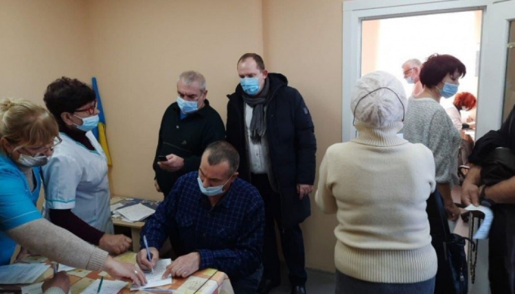 Пункт вакцинации против COVID-19 приехал к жителям отдаленных сел Мариупольской громады